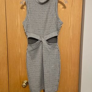 Midi small grey black and white stripe!!!!!
Hot dresss with cut out waist!!!!!